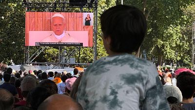 La ilusión por ver al papa diciendo misa:  "Es como el fútbol, no es lo mismo verlo desde casa que en el campo"