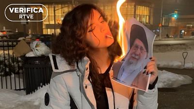 La imagen de una joven fumando con la foto de Jamenei no es de Irán, pero sí símbolo de las protestas