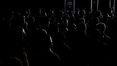 Asistentes al Mutua Madrid Open abandonan las instalaciones de la Caja Mágica debido al apagón registrado a nivel peninsular este lunes.