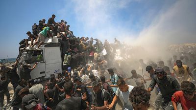 La desesperación de la lucha contra el hambre en Gaza: las imágenes de la entrada de la ayuda humanitaria en la Franja