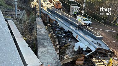 El mur de contenció de l'AP-7 incrustat a l'interior del tren sinistrat a Gelida