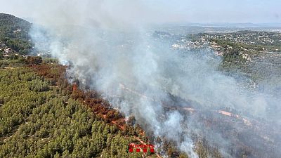 L'incendi forestal de Cervelló crema unes 16 hectàrees i continua actiu amb una evolució "força favorable"