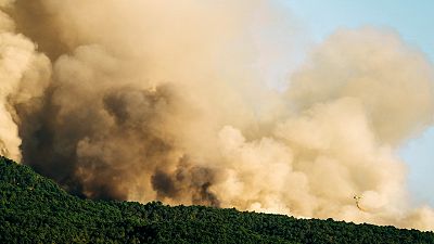 El incendio de Ávila se extiende y el de Boiro evoluciona favorablemente tras quemar 2.200 hectáreas