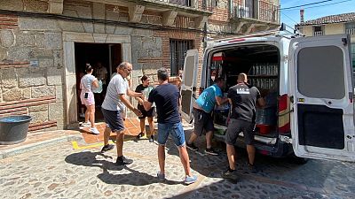 Instituciones, empresas y particulares se han solidarizado con los vecinos de Mombeltrán acechados por el gran incendio de Ávila. Instituciones, empresas y particulares se han solidarizado con los vecinos de Mombeltrán acechados por el gran incendio de Ávila.