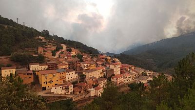 Evacuados al menos 400 vecinos en varias localidades de Las Hurdes por un incendio forestal