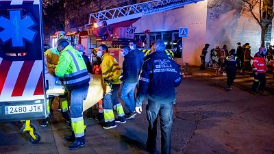 Una anciana muerta y cinco heridos graves tras un incendio en una residencia de Sevilla