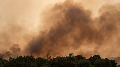 Los incendios avanzan sin contemplación y arrasan varias viviendas en Extremadura