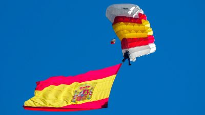 El paracaidista y la "incidencia" al desplegar la bandera española en el aire, una de las imágenes del desfile