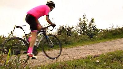 El exciclista Pedro Delgado asciende la inédita subida asturiana de Les Praeres de Nava, punto en el que concluirá la decimocuarta etapa de la Vuelta 2018.