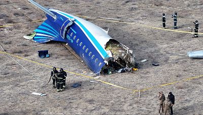 Un informe desvela que el avión estrellado en Kazajistán sufrió impactos de "objetos exteriores"
