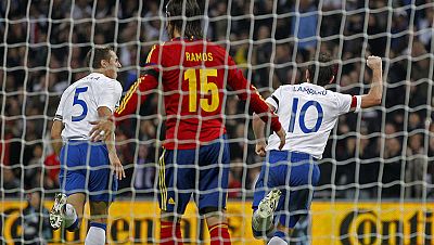 España ha caído derrotada en Wembley en un partido amistoso frente a Inglaterra en el que el único tanto de Lampard ha dado la victoria a los de Capello, a pesar de la superioridad en la posesión de la selección española.