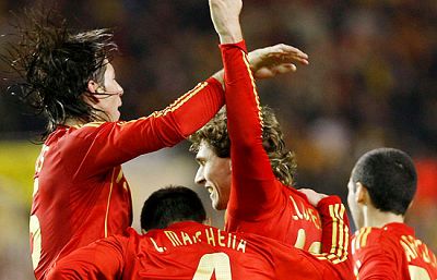 España se ha impuesta a Inglaterra por dos goles a uno. Villa y Llorente han sido los goleadores por parte de la 'roja' que ha vuelto a demostrar su condición de campeona de Europa