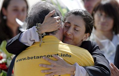 Ingrid Betancourt reconoce deberle "la vida a Francia" al aterrizar en París