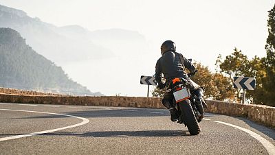 Una motocicleta agafant una curva Una motocicleta agafant una curva