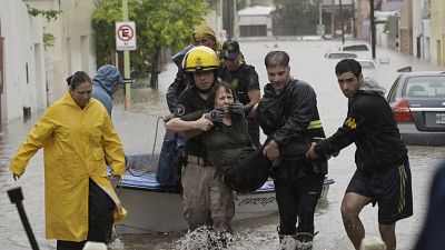 Al menos diez muertos y más de mil evacuados por las inundaciones en la ciudad argentina de Bahía Blanca