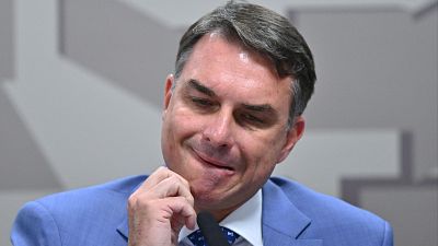 Una investigación por sospechas de corrupción y blanqueo contra Flávio Bolsonaro sacude la campaña electoral en Brasil