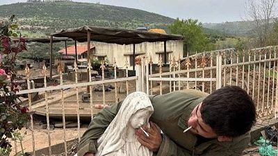 Un soldado israelí coloca un cigarrillo en una estatua de la Virgen María en el sur del Libano