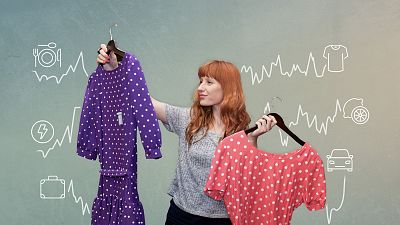 Una mujer compara dos vestidos en una tienda