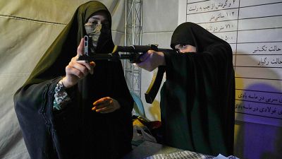 Irán amenaza con una "respuesta fuerte" si EE.UU. reanuda las hostilidades y Trump afirma que no tiene "prisa"
