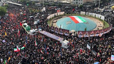 Irán celebra un multitudinario funeral de Estado para los militares y científicos muertos en la guerra con Israel