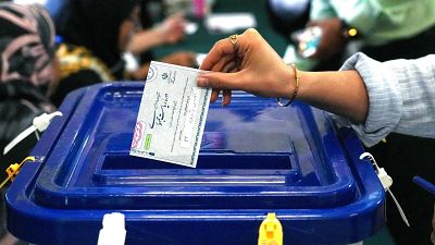 Cierran los colegios electorales en Irán después de que el Gobierno prolongara la votación seis horas