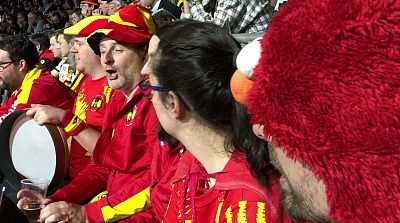 Poco más de una docena de aficionados venidos desde España desafían al frío alemán para animar, aún en minoría, a la selección española de balonmano en el Mundial de Balonmano de Alemania y Dinamarca 2019