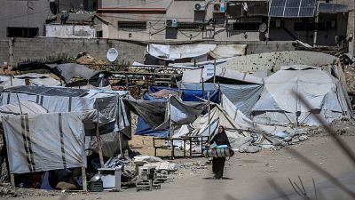 Israel ordena nuevos desplazamientos en Ciudad de Gaza y bombardea otro edificio de gran altura