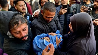 Israel intensifica los bombardeos en Gaza para extender la "zona de seguridad" y deja al menos 86 muertos