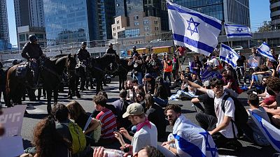 Las protestas contra la reforma judicial del gobierno de Netanyahu se extienden y bloquean el principal aeropuerto