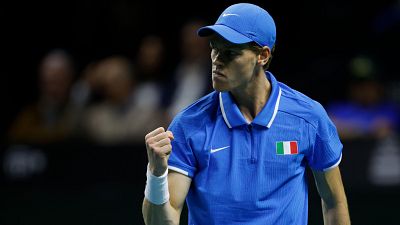 Tenista italiano celebrando un punto en la final de la Copa Davis contra Países Bajos. Lleva camiseta y gorra azules, muñequeras blancas y el logo de Nike. Tenista italiano celebrando un punto en la final de la Copa Davis contra Países Bajos. Lleva camiseta y gorra azules, muñequeras blancas y el logo de Nike.