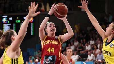 Iyana Martín lanza ante la defensa de dos jugadoras de Suecia en la tercera jornada del Eurobasket femenino 2025