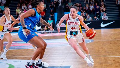 Una colitis infecciosa aparta a Iyana Martín del Eurobasket pero no del recuerdo de sus compañeras: "Esto va por ti"