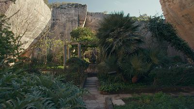 Jardines de vegetación autóctona y frutales, y dos curiosos laberintos, en la antigua cantera de Menorca