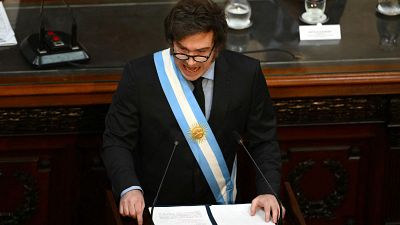 Javier Milei presume de recortes ante el Congreso argentino y anuncia "una motosierra profunda" para los próximos años
