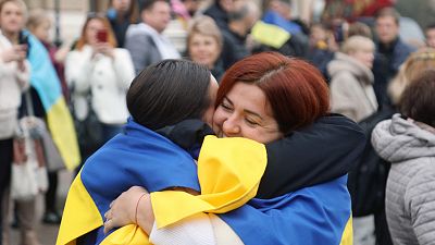 Jersón celebra con cautela la llegada de las tropas ucranianas: "Os estábamos esperando"