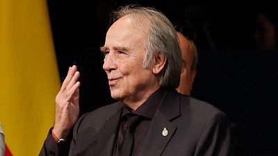 Joan Manuel Serrat canta 'Aquellas pequeñas cosas' en los Premios Princesa de Asturias 2024