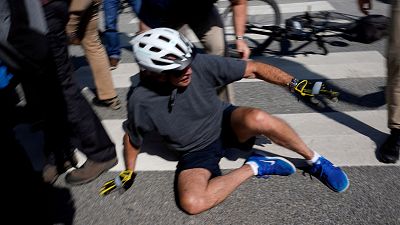 Joe Biden se cae de la bicicleta durante un paseo por la playa: "Estoy bien"
