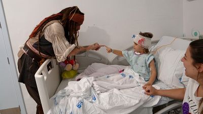 Johnny Depp sorprende a los niños con cáncer del Hospital Niño Jesús vestido de Jack Sparrow