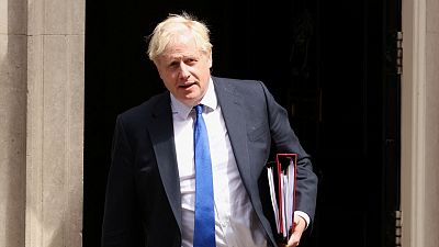 Johnson se resiste a dimitir a pesar del goteo de renuncias y la presión de sus ministros: "Mi deber es seguir adelante"