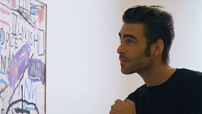 Jon Kortajarena con El hombre de Nápoles (1982) de Jean-Michel Basquiat. Jon Kortajarena con El hombre de Nápoles (1982) de Jean-Michel Basquiat.