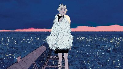 Una joven con abrigo de piel y vestido negro, de pie en una azotea, observa una ciudad iluminada por la noche. El cielo oscuro y la expresión melancólica de la figura principal sugieren un ambiente introspectivo.