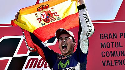 El español Jorge Lorenzo (Yamaha) se ha proclamado por tercera vez campeón mundial de MotoGP al ganar el GP de la Comunidad Valenciana, último del campeonato, mientras que el italiano Valentino Rossi ha terminado cuarto.