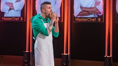 MasterChef 11 | Jotha cae en la tentación y manda a los delantales blancos a eliminación