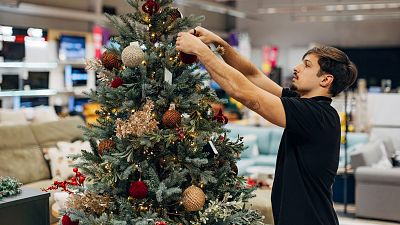 Contratos de Navidad, el recurso de muchos jóvenes para esquivar la cuesta de enero: "Me viene bien para el alquiler"