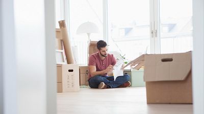 Obligados a emanciparse lejos de su hogar por la falta de expectativas laborales: "Es bastante frustrante"