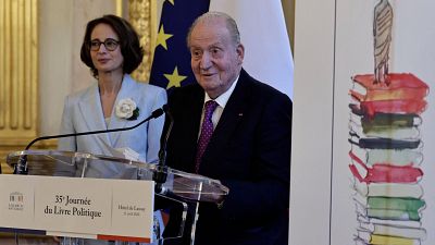 Juan Carlos I recibe un premio por sus memorias en la Asamblea Nacional francesa: "Nadie es profeta en su tierra"