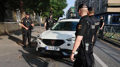 Juana Rivas entrega a su hijo menor a su padre, Francesco Arcuri, por orden judicial