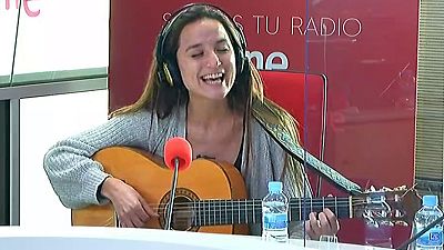 Judit Neddermann canta y celebra la diversidad lingüística