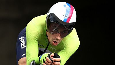 El esloveno Roglic y la neerlandesa Van Vleuten se cuelgan la medalla de oro en la contrarreloj de ciclismo