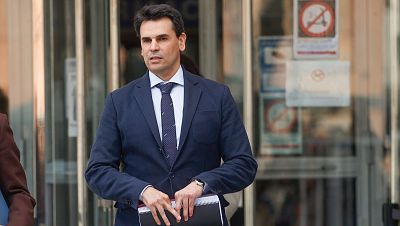 La jueza que investiga a González Amador por corrupción en los negocios imputa a la mujer del presidente de Quirón